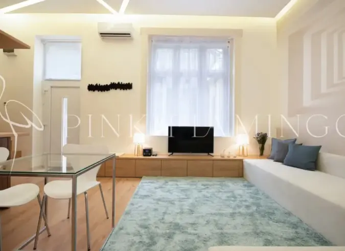 Cosy Quiet Loft | Pink Flamingo