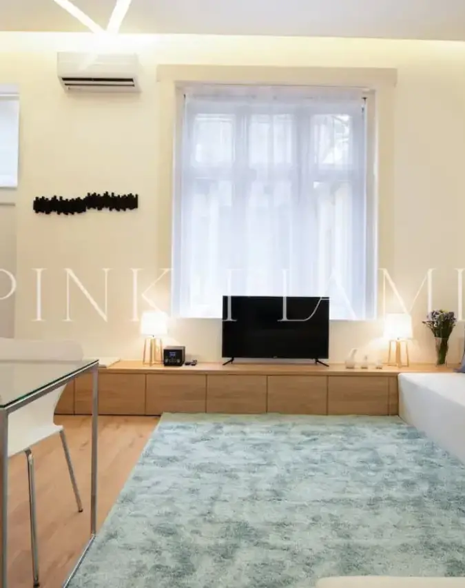 Cosy Quiet Loft | Pink Flamingo